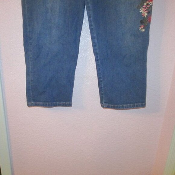 Croft & Barrow EMBROIDERED Denim Size 12 JEANS Crop STRETCH Mid Rise BOHO Flower - Picture 5 of 9